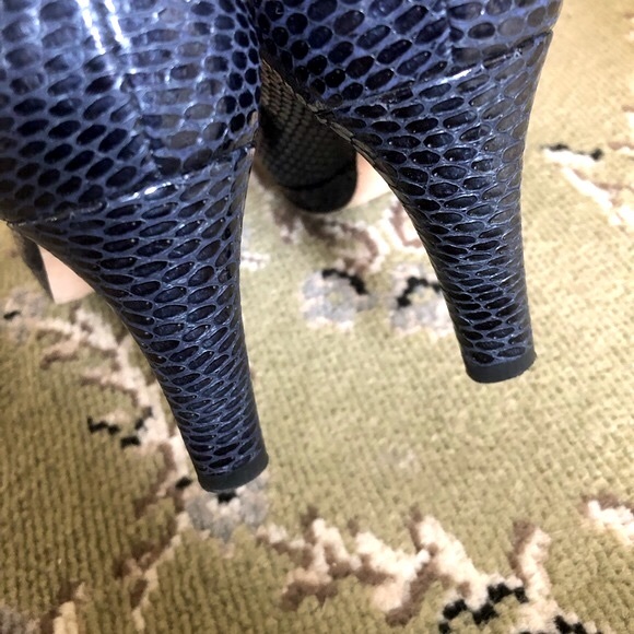 Stuart Weitzman Plainfield Snakeskin Peep Toe Navy Leather Pumps | 8 Narrow - Picture 7 of 9